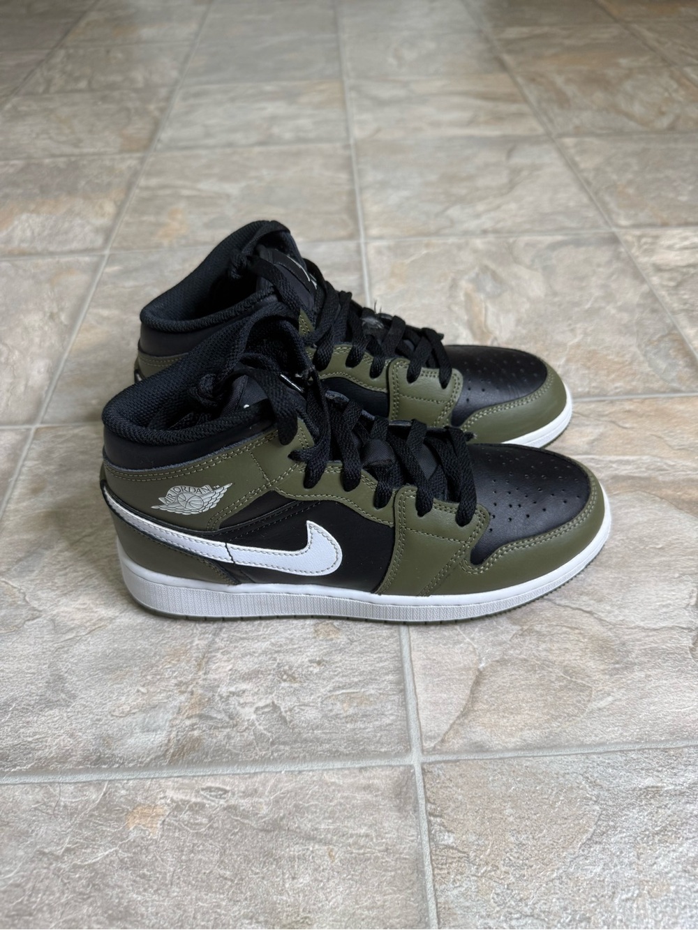 Air Jordan 1 Mid Medium Olive GS Shoe Size 5Y Green DQ8423-092 Preowned - Picture 2 of 8
